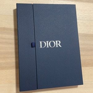 Dior box, magnetic closure